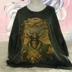 Jaded Gypsy
Green Sweatshirt with Bee and Floral Design